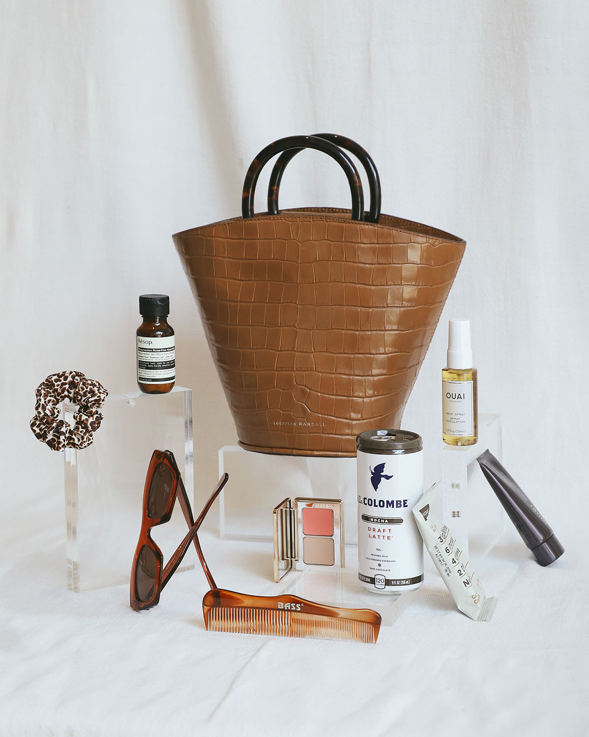 Photo studio : sac à main marron et produits de beauté