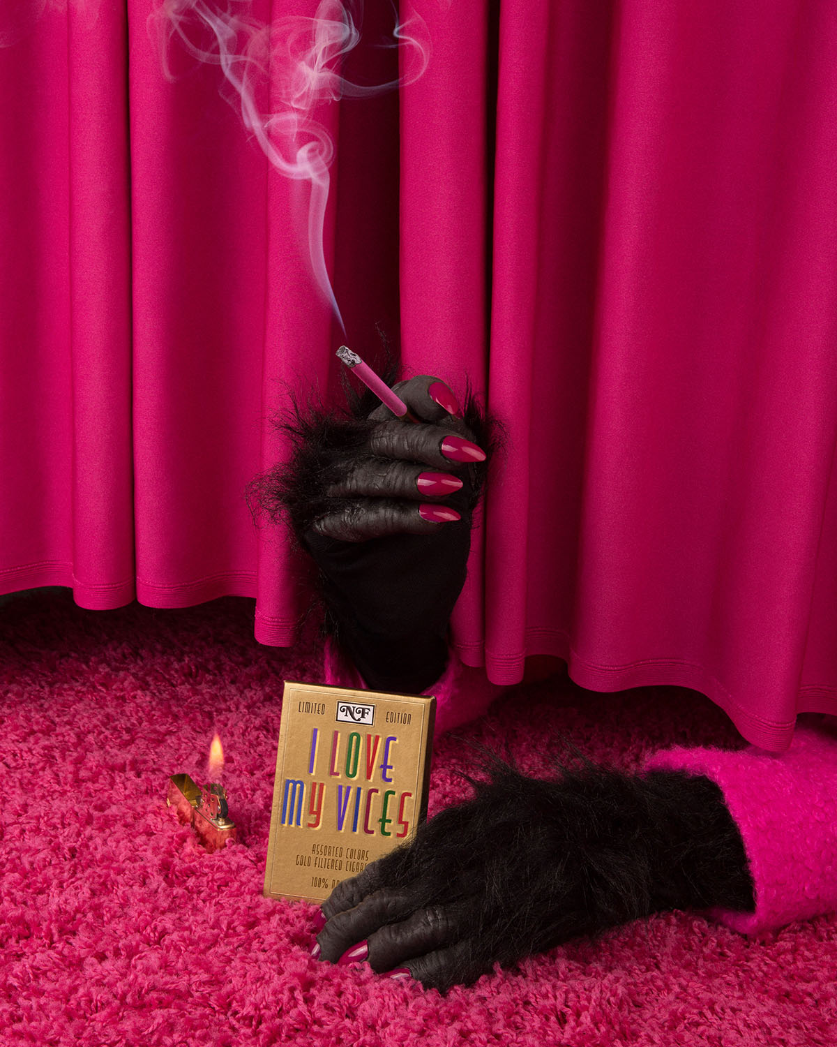 Photo conceptuelle : pattes/mains tenant une cigarette. Sortant d'un rideau rose fuchsia. 