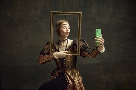 Influenceuse cadre photo renaissance selfie photo