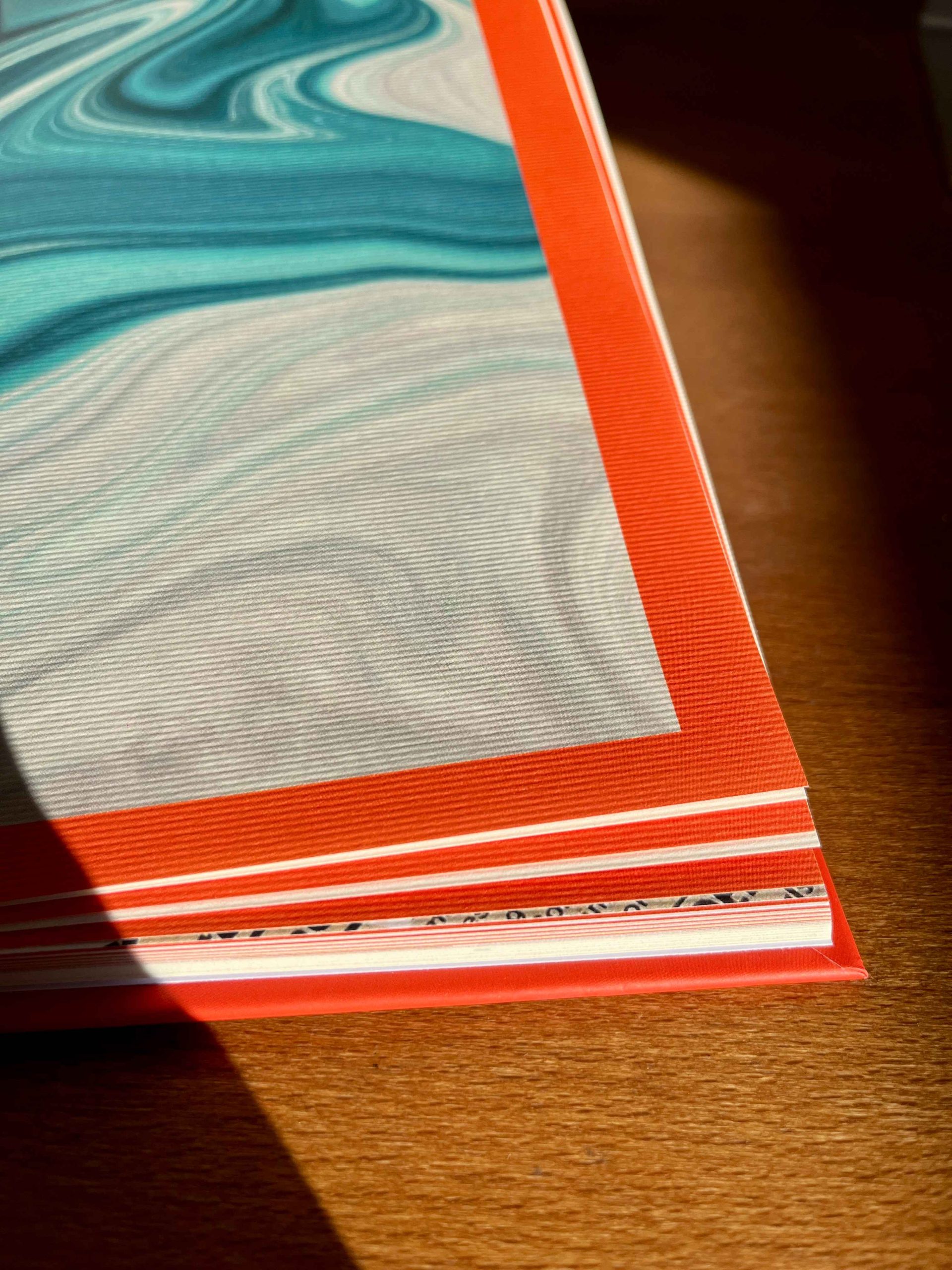 Focus sur la texture du papier du livre Sense Matters par Pix Associates 