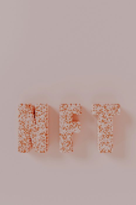 mot NFT écrit en pixels orange