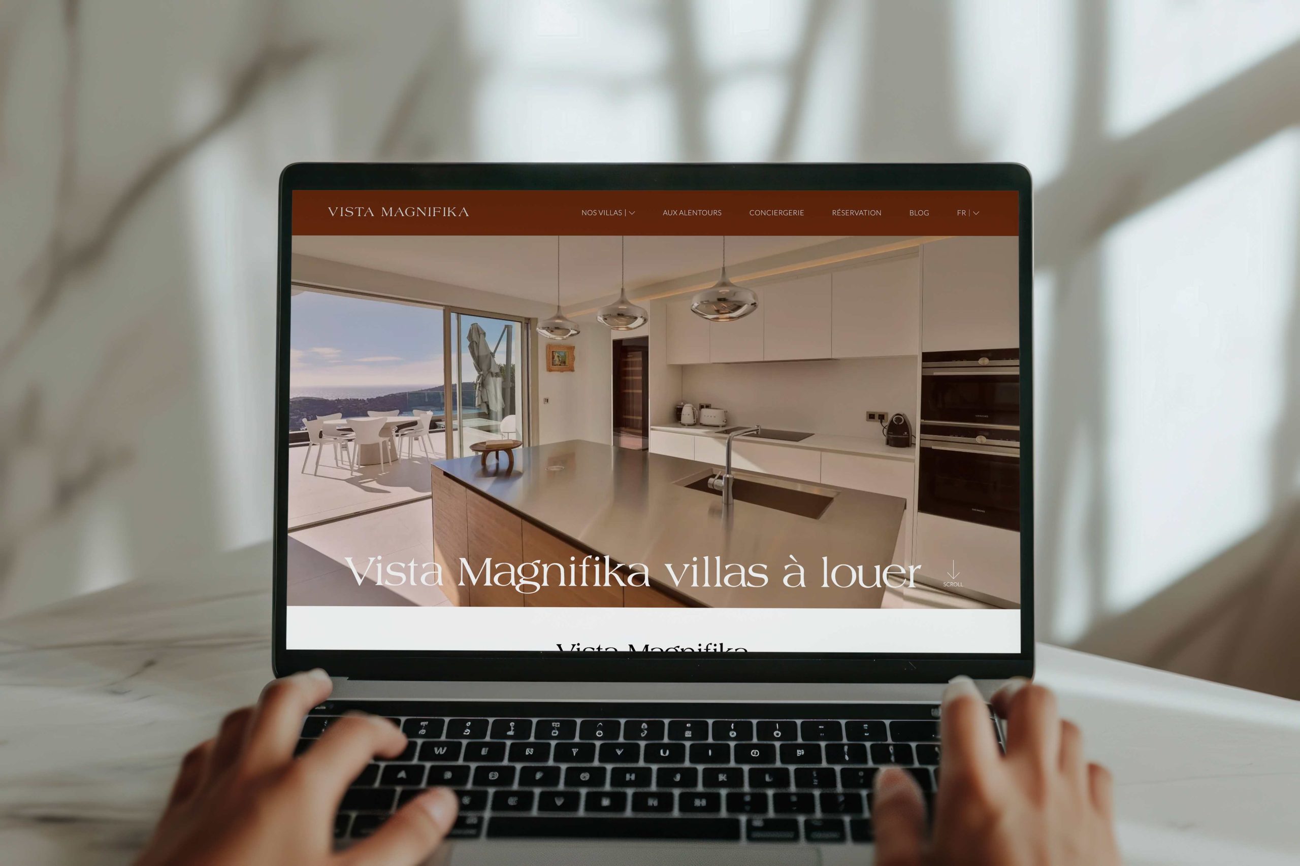 Site web Vista Magnifika présentant des villas de luxe à louer avec vue mer, affiché sur un ordinateur portable.