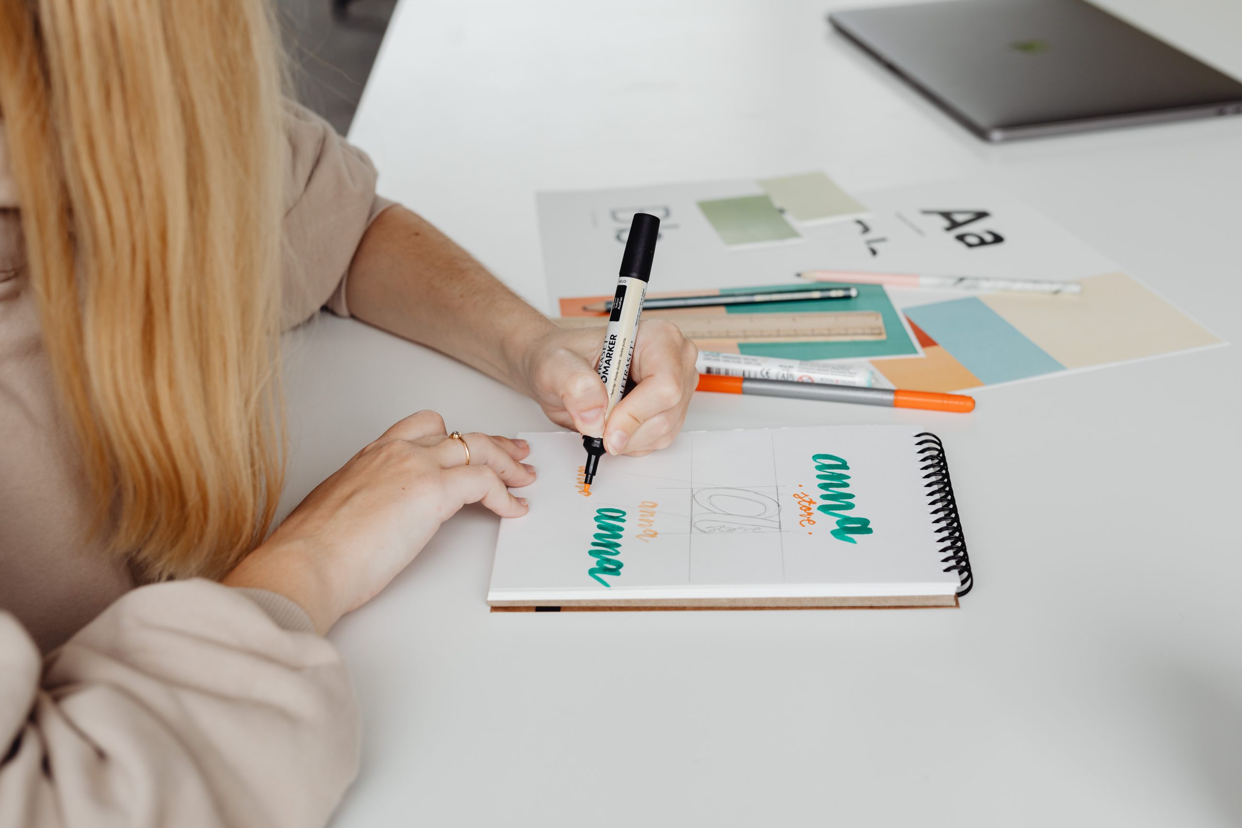 Une graphique designer de Pix Associates réalisant une refonte logo/modernisation logo