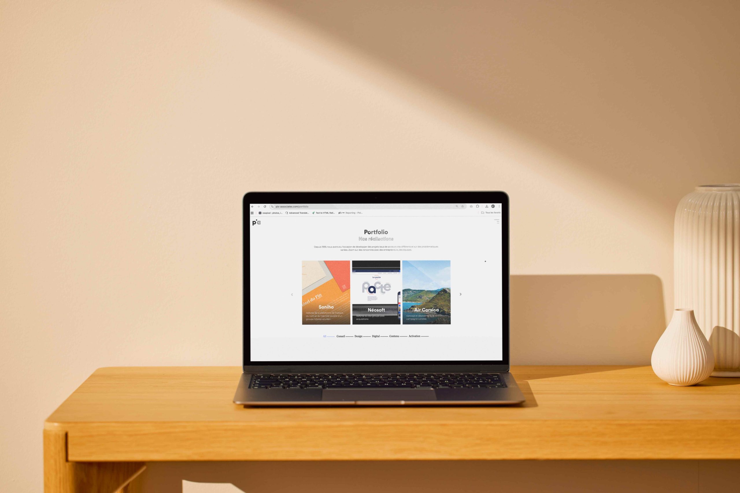 Portfolio du site internet de Pix Associates : projets et études de cas clients d'une agence conseil en stratégie, communication et création